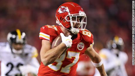 Kansas City Chiefs tight end Travis Kelce running for a touchdown in the second quarter against the Pittsburgh Steelers.