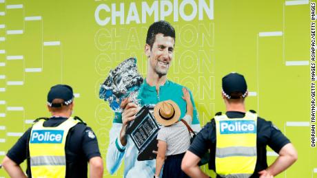 Djokovic, champion de l'Open d'Australie l'an dernier, est affiché sur une bannière à Melbourne lors du tournoi de cette année. 