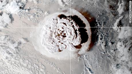 Erupția unui vulcan submarin în largul coastei Tonga, care a declanșat o avertizare de tsunami pentru mai multe țări insulare din Pacificul de Sud, este vizibilă într-o imagine prin satelit făcută pe 15 ianuarie 2022. 