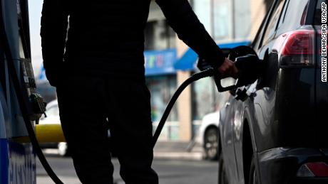 Los precios de la gasolina están en la zona de peligro.  Biden no puede hacer mucho al respecto