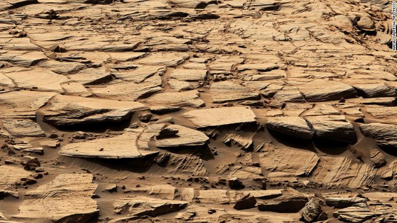 Questa immagine catturata da Curiosity mostra un'area perforata e campionata dal rover.