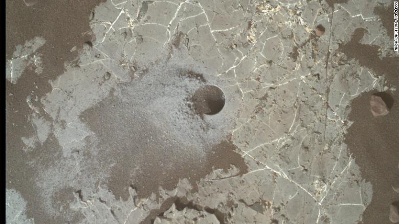 L'immagine mostra un foro realizzato da Curiosity su Marte' Vera Rubin Ridge.