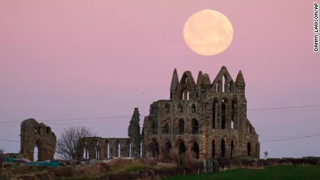 La luna si nasconde dietro l'Abbazia di Whitby nello Yorkshire, in Inghilterra, il 17 gennaio.