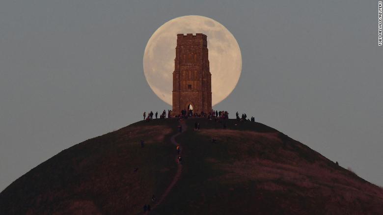 Wolf Moon: Stunning images show the first full moon of 2022 in all its glory