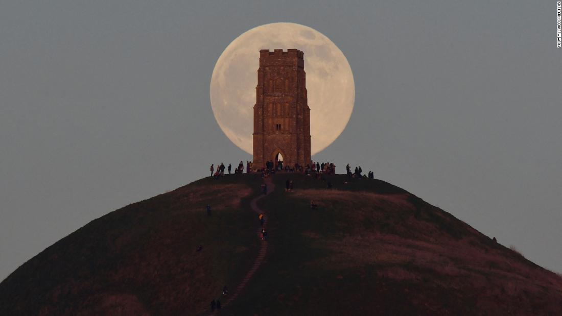 Wolf Moon: immagini mozzafiato mostrano la prima luna piena del 2022 in tutto il suo splendore