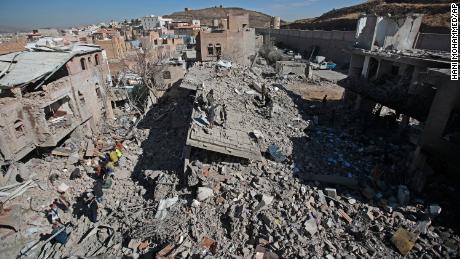 L'épave de bâtiments endommagés lors des frappes aériennes de la coalition dirigée par l'Arabie saoudite à Sanaa, au Yémen, mardi. 
