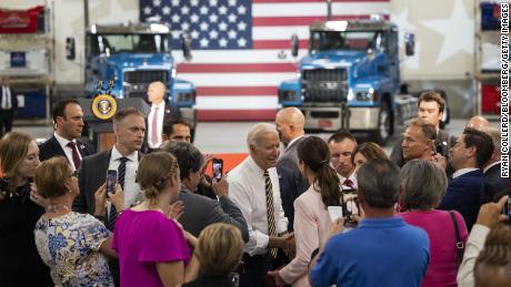 Biden saluta i partecipanti presso la struttura Mack Trucks Lehigh Valley Operations a Macungie, Pennsylvania, nel luglio 2021. 