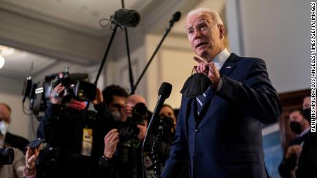 Biden parla alla stampa dopo aver partecipato a un incontro con il Caucus Democratico del Senato a Capitol Hill la scorsa settimana. 