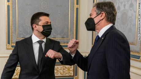 El secretario de Estado de los Estados Unidos, Antony Blinken (derecha), es recibido por el presidente de Ucrania, Volodymyr Zelensky, antes de su reunión en Kiev, el 19 de enero.