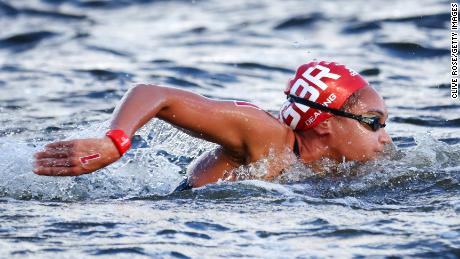 Dearing gareggia nella maratona di nuoto femminile di 10 km ai Giochi Olimpici di Tokyo 2020.