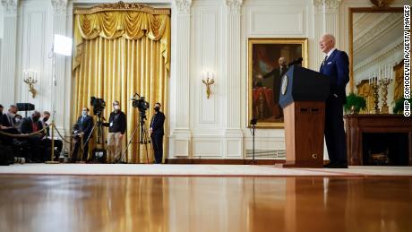 El presidente Joe Biden responde preguntas durante una conferencia de prensa en el Salón Este de la Casa Blanca el 19 de enero de 2022.