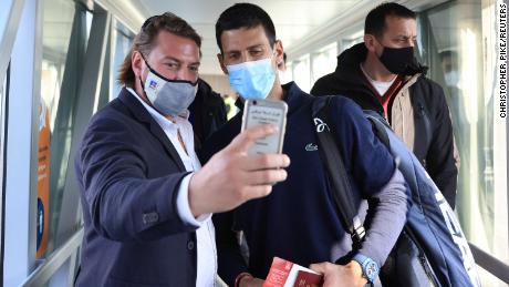 رجل يلتقط صورة سيلفي مع ديوكوفيتش عند وصوله إلى مطار نيكولا تيسلا في بلغراد ، صربيا.