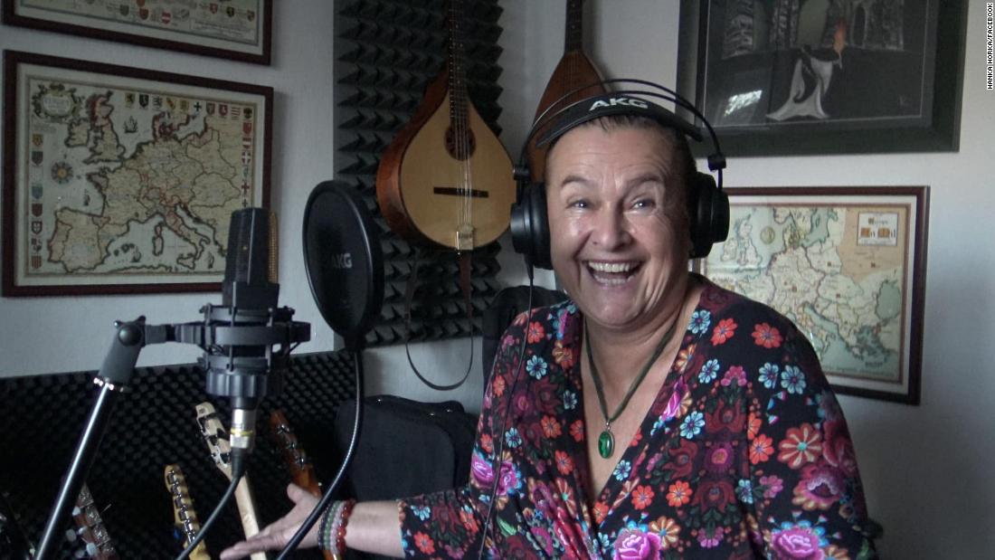 Anti-vaccine folk singer dies after deliberately getting infected with Covid-19