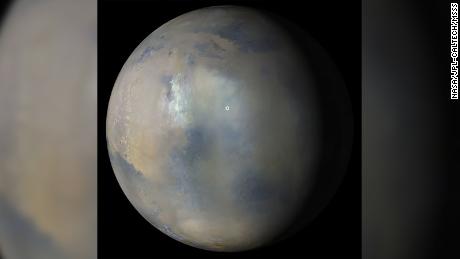 NASA&#39;s Mars Reconnaissance Orbiter took images on January 9 showing the presence of a regional dust storm over the location of Perseverance rover and Ingenuity helicopter ( marked by the white circle). 