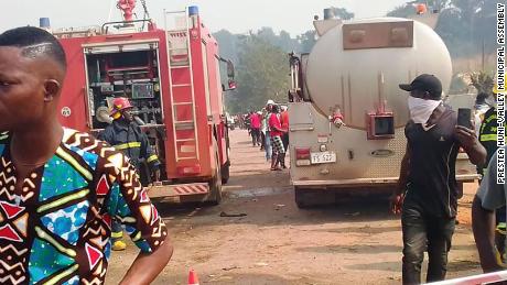 Спасители пристигат на мястото на експлозията в Абиати в четвъртък.