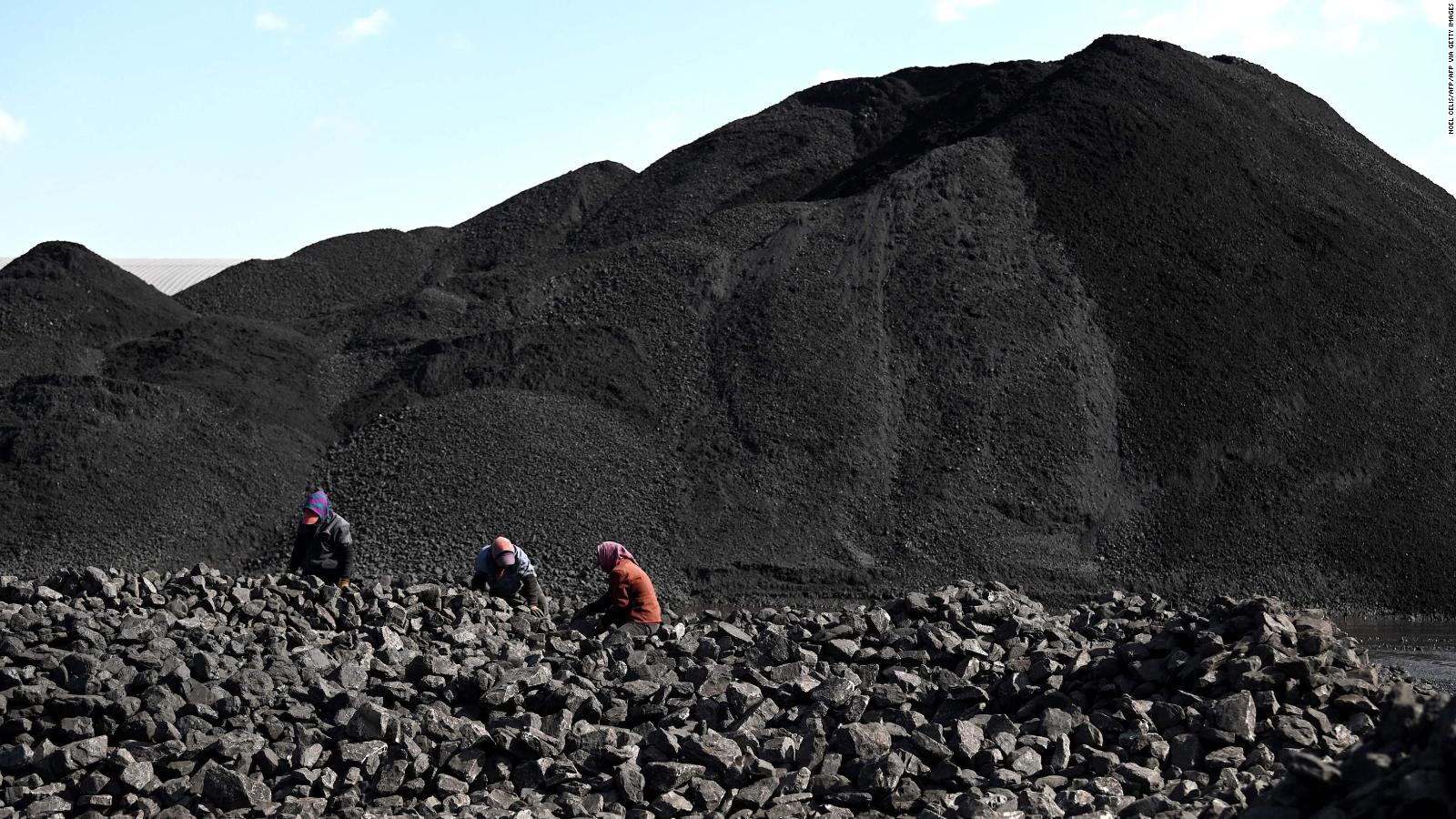China extrae una cantidad récord de carbón en 2021. ¿Por qué? - CNN Video