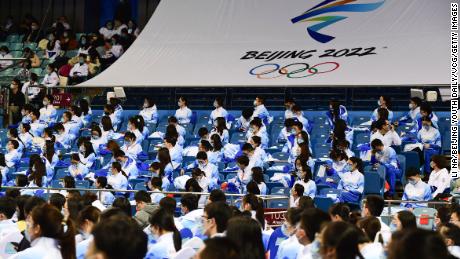 Voluntarios de la Universidad de Beijing asisten a una ceremonia el 20 de enero antes de los Juegos Olímpicos de Invierno de 2022 en Beijing.