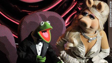 Kermit the Frog y Miss Piggy se presentaron en los Oscar 2012 con bombos y platillos.
