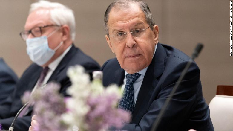 O ministro das Relações Exteriores da Rússia, Sergey Lavrov, ouve durante uma reunião com o secretário de Estado dos EUA, Antony Blinken, em 21 de janeiro de 2022, em Genebra, Suíça.