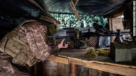Un soldado ucraniano en una posición de artillero en una trinchera en la línea del frente, a 500 metros de los separatistas.  posiciones, viernes, 21 de enero de 2022, en Slov'yanoserbs'k, región de Luhansk de Ucrania.