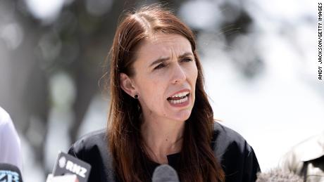 Novozélandská premiérka Jacinda Ardernová ruší svatební plány kvůli nárůstu Omikronu