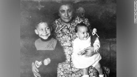 Dedie en Lies brachten veel tijd door met hun oma Sara die ook in Sobibor is overleden.