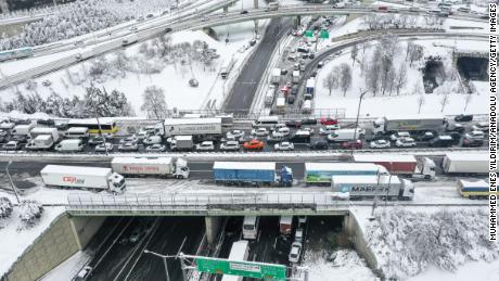 Las fuertes nevadas en Estambul han dejado vehículos varados en carreteras heladas.