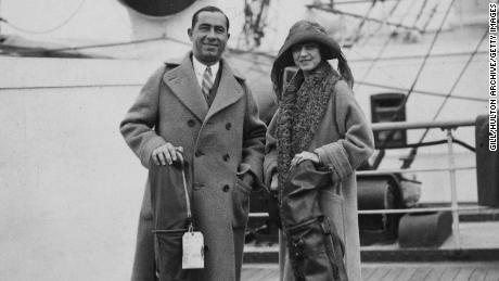 هاغن مع زوجته على متن & # 39 ؛ Aquitania & # 39 ؛  في ساوثهامبتون في مايو 1923.