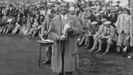 Hagen, met de Claret Jug, op de 1e tee tijdens een tentoonstellingswedstrijd met Joe Kirkwood in Llanwern, Zuid-Wales in 1937. 