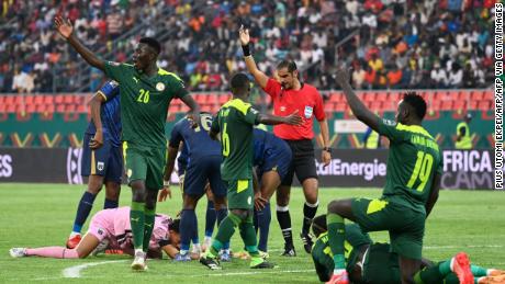 Para pemain bereaksi setelah tabrakan antara jaring Cape Verde Vozinha dan Sadio Mane dari Senegal.