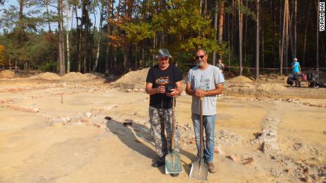 De Poolse archeoloog Wojciech Mazurek (L) samen met zijn Israëlische collega Yoram Haimi (R) in Sobibor.