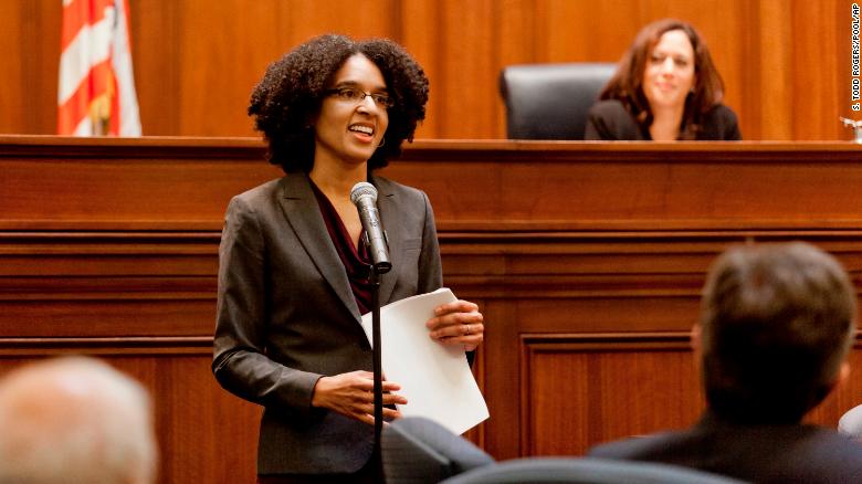 En esta foto del 22 de diciembre de 2014, Leondra Kruger se dirige a la Comisión de Designaciones Judiciales durante su audiencia de confirmación ante la Corte Suprema de California en San Francisco.