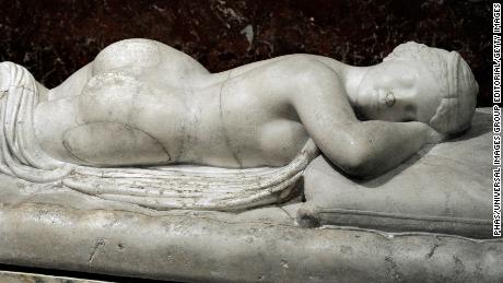 Hermafrodito durmiente.  Obra romana posterior al original griego de los siglos III-II (Foto de: PHAS/Universal Images Group vía Getty Images)