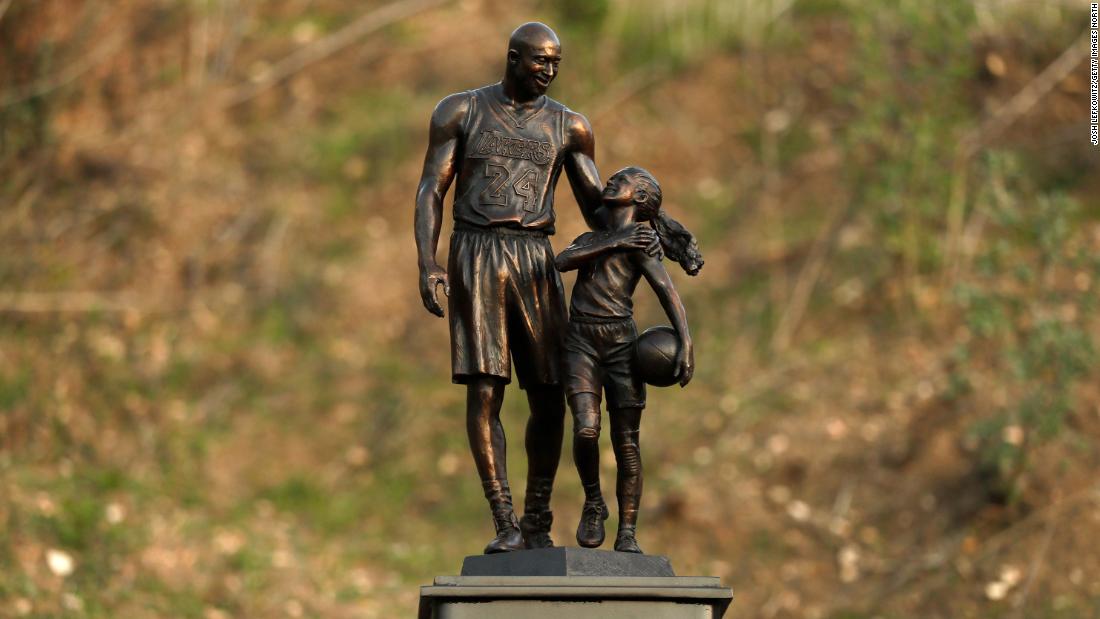Patung Kobe dan Gianna Bryant ditempatkan di lokasi kecelakaan pada peringatan 2 tahun kematian mereka