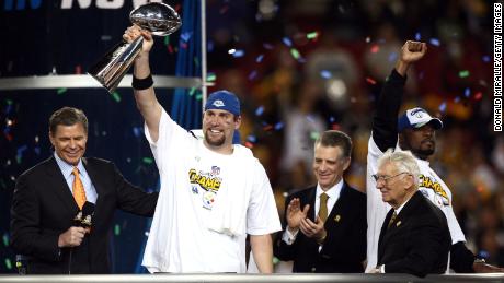 Roethlisberger hoists the Lombardi Trophy after his team&#39;s victory over the Arizona Cardinals during Super Bowl XLIII.