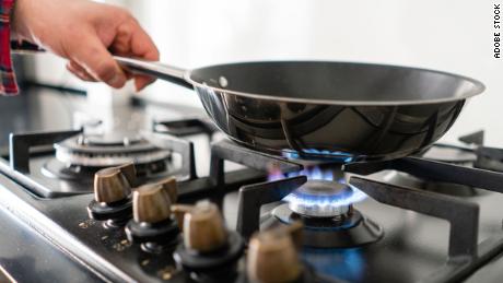Les cuisinières à gaz sont une menace pour la santé et ont un impact climatique plus important que prévu, selon une étude 