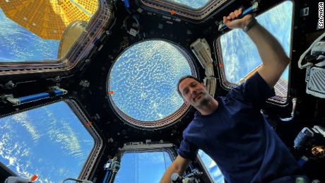 The French astronaut Thomas Pesquet from the European Space Agency can be seen in the dome of the space station, which offers a spectacular view of the Earth.