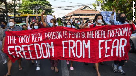 Οι πραξικοπηματίες της Μιανμάρ προσπάθησαν να συντρίψουν την αντίσταση.  Αλλά ένα χρόνο μετά, είναι πιο δυνατό από ποτέ