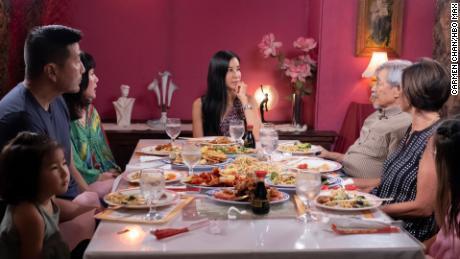 Ling cena con la sua famiglia all'Hop Sing, il ristorante cinese a Sacramento un tempo di proprietà dei suoi nonni.