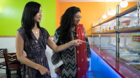 Ling esplora il cibo del Bangladesh con Shahana Hanif, un membro del Consiglio di New York City che ha I genitori di 39;s sono immigrati negli Stati Uniti dal Bangladesh.