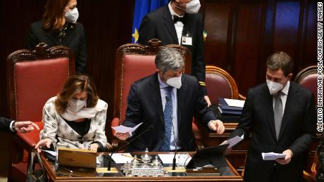 الیزابت کازلاتی و روبرتو فیکو در هفتمین جلسه رای گیری در 29 ژانویه 2022 اوراق رای گیری را شمارش می کنند.