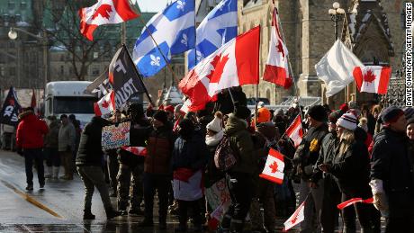 Los manifestantes contra las órdenes y restricciones de vacunas del Gobierno-19 se presentan ante el parlamento en Ottawa el sábado.