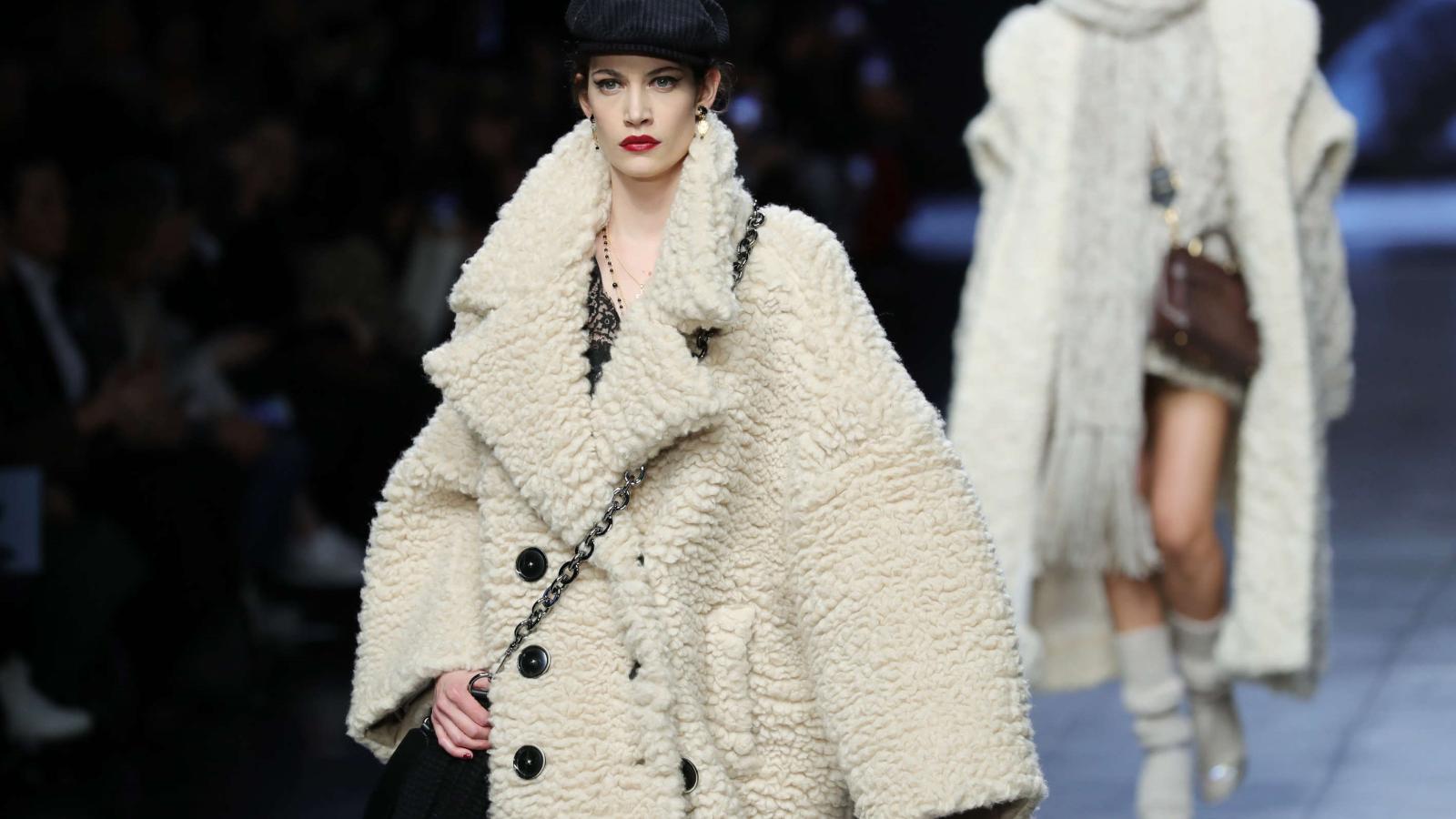 Dolce & Gabbana elimina las pieles de animales en sus diseños - CNN Video