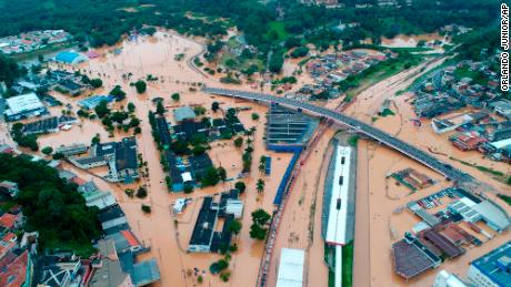 Franco da Rocha se inundó después de las fuertes lluvias del domingo.