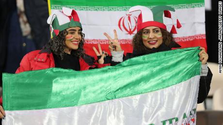 Mujeres en el partido clasificatorio para la Copa del Mundo entre Irán e Irak el 27 de enero
