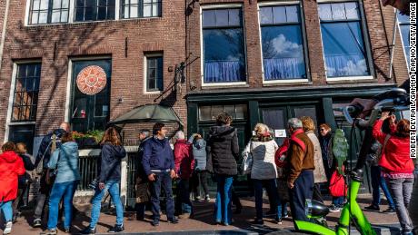 Turistas afuera de la casa de Ana Frank el 25 de abril de 2018 en Ámsterdam. 