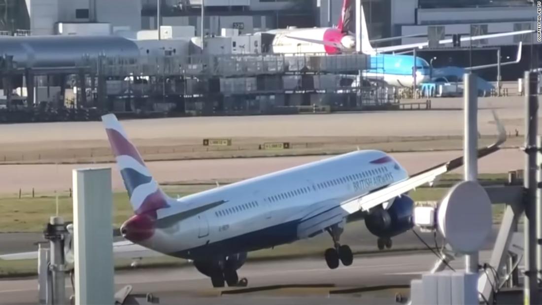 Ein Flugzeug, das in Heathrow gegen den Wind ankämpft, kippt fast um