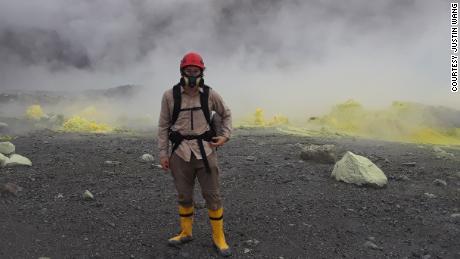 Justin Wang junto a fumaroles en un cráter durante un estudio de campo en 2019.