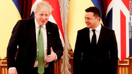 İngiltere Başbakanı Boris Johnson (solda), 1 Şubat 2022'de Kiev'deki Cumhurbaşkanlığı Sarayı'nda Ukrayna Cumhurbaşkanı Volodymyr Zelensky tarafından karşılandı. 