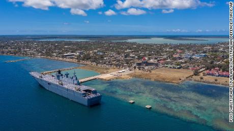 در این عکس که توسط نیروی دفاعی استرالیا ارائه شده است، HMAS Adelaide در 27 ژانویه در نکوآلوفا، تونگا، پس از حمل کمک‌های امدادی و کمک‌های بشردوستانه در بلایای طبیعی پهلو گرفته است. 